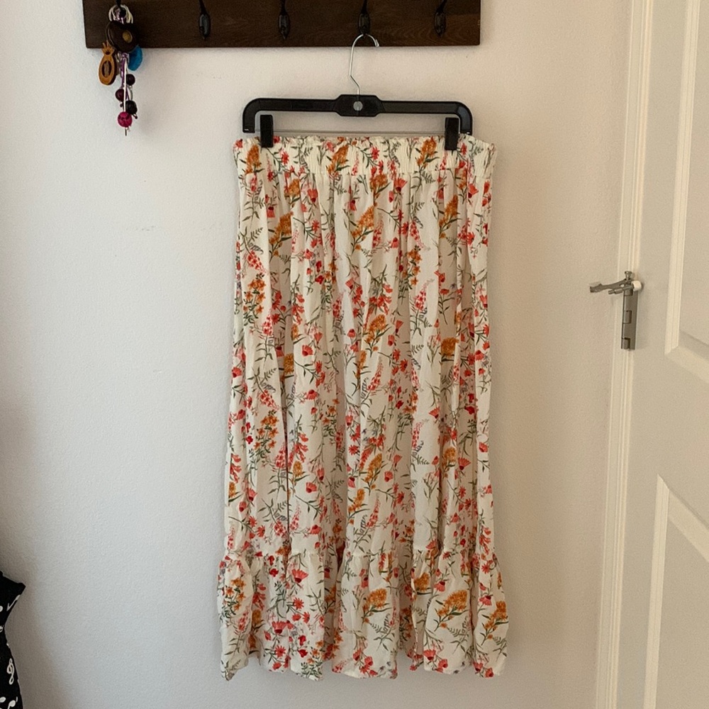 Cute midi/maxi skirt , used a couple of times during my pregnancy !